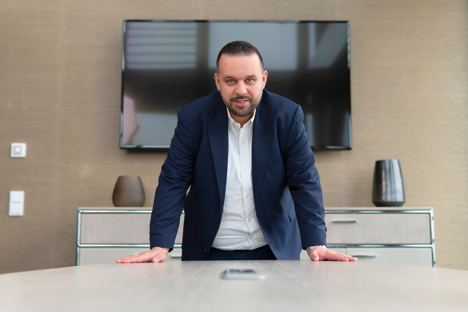 Andreas Schmitz im Gespräch mit einem Unternehmer.