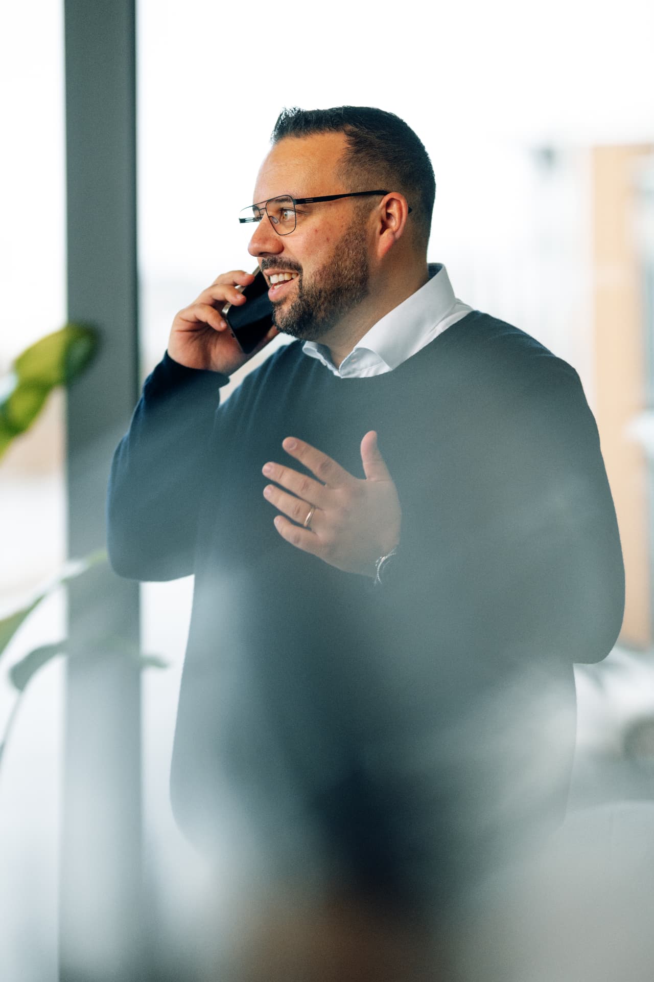 Andreas Schmitz am Telefon im Gespräch.