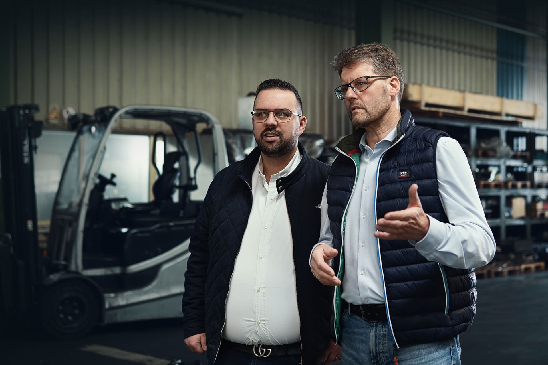 Andreas Schmitz im Gespräch mit einem Kunden im Betrieb.