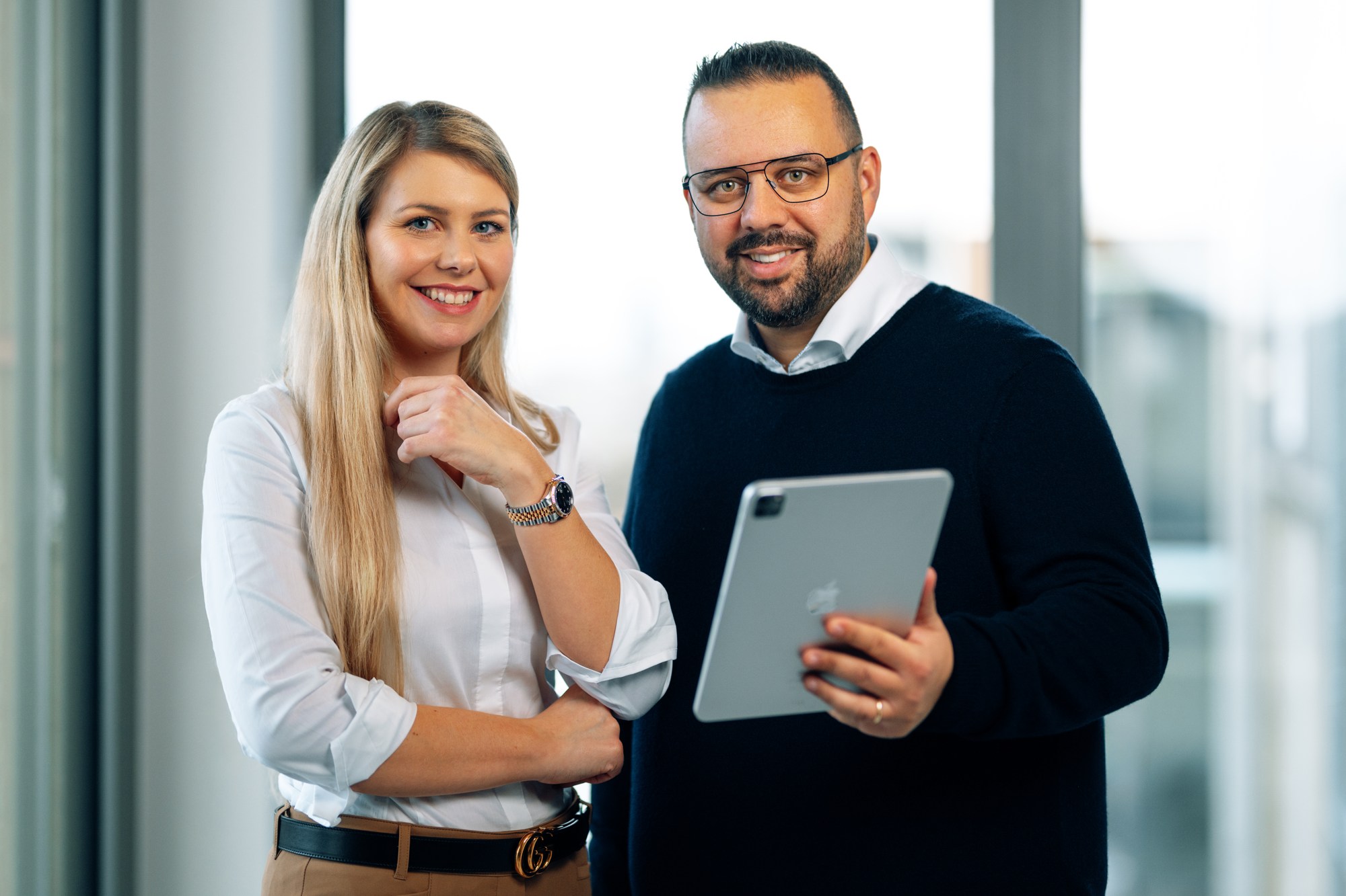 Andreas und Marleen Schmitz gemeinsam mit einem Tablet