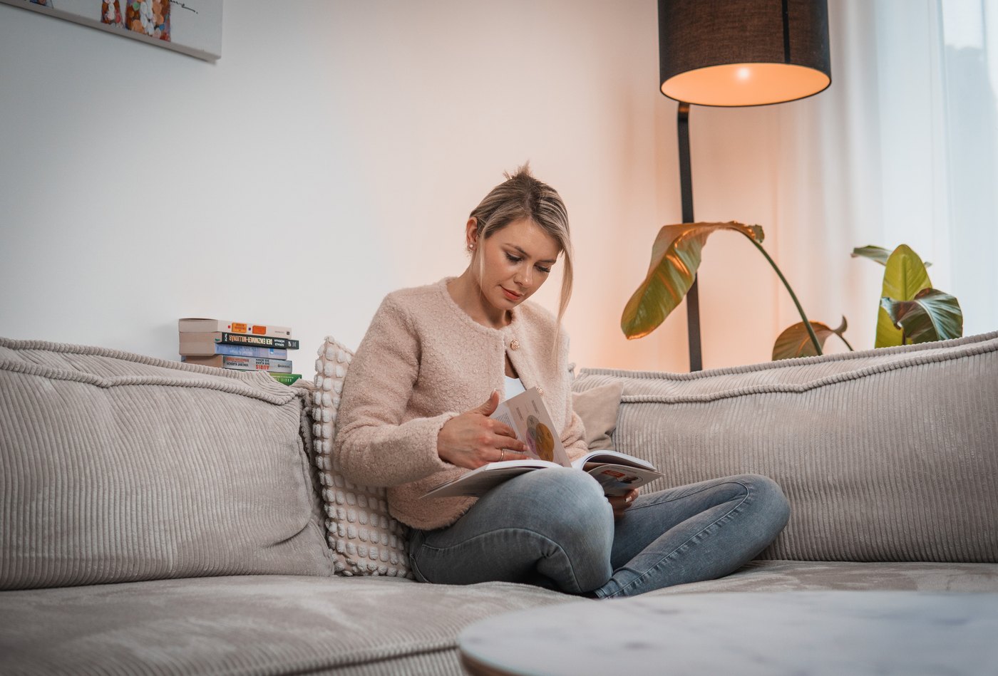 Marleen Schmitz liest zu Hause ein Buch
