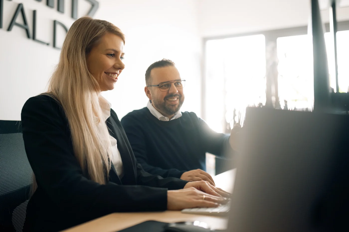 Marleen und Andreas arbeiten gemeinsam an einem Kundenprojekt